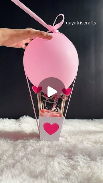 Sweet 16 Craft Ideas, Gift Balloon Ideas, Surprise Balloon Box Ideas, Ballon Gifts Ideas, Balloon Crafts Diy, Balloon Bouquet Ideas Birthday, Balloon In A Balloon, Balloon Box Surprise, Things To Do With Balloons