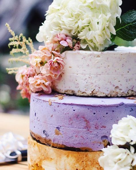 Layered Ice Cream Cake, Ice Cream Wedding, Cheesecake Wedding Cake, Wedding Cheesecake, Alternative Wedding Cakes, Cream Wedding Cakes, Buffet Dessert, Wedding Cake Alternatives, Traditional Wedding Cakes