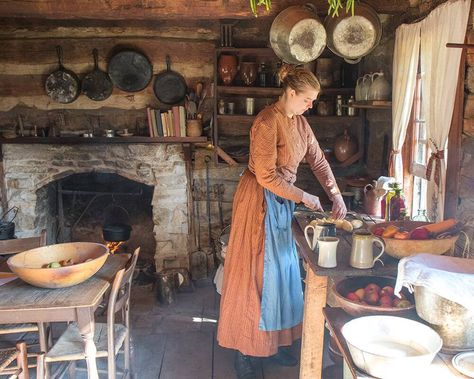 1850 Pioneer Farm - Living History Farms Urbandale, Iowa Pioneer House, Sturbridge Village, America Photo, Pioneer Life, Farms Living, Cabin Life, Living History, Cabins In The Woods, Log Homes