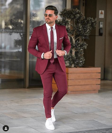 Outfits with Sneakers (8) Maroon Suit, Suits And Sneakers, Terno Slim, Blazer Outfits Men, Dinner Suit, Classy Suits, Wedding Suits Groom, Groom Tuxedo, Designer Suits For Men