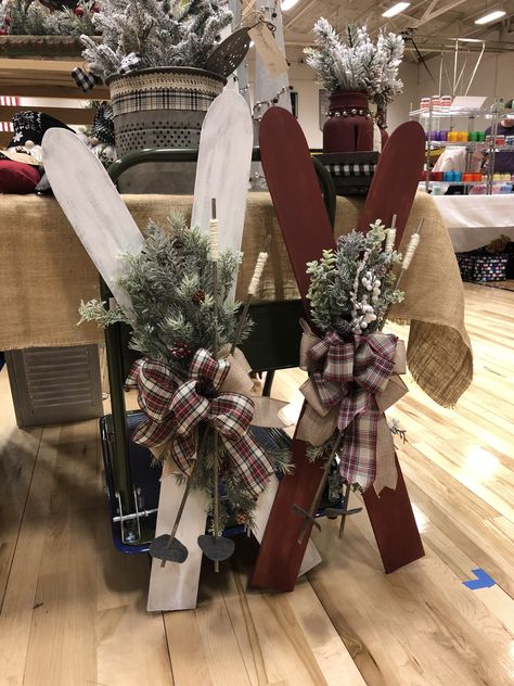 Christmas Crafts With Pallets, Pallet Wood Skis, Diy Skis Christmas, Diy Ski Decorations, Christmas Wooden Crafts To Sell, Winter Store Displays, Things That Sell At Craft Shows, 2x4 Wood Crafts, Wooden Skis Decor