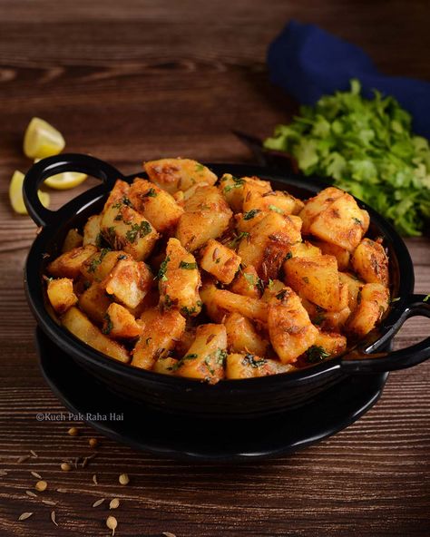 Jeera Aloo, Vegan Potato Recipes, Aloo Recipe, Vegan Indian Recipes, Aloo Recipes, North Indian Recipes, Vegan Side Dishes, Vegan Sides, Potato Recipe