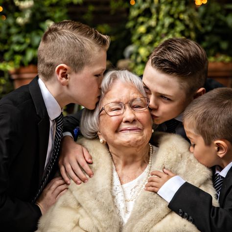 Great Grandparents Photoshoot, Grandmother With Grandchildren Photo, Family Photos Grandparents Grandchildren, Photo Shoot With Grandparents, Grandparent Poses Family Pics, Grand Parent Photo Shoot, Family Photo With Grandma, Grandmother And Grandkids Photoshoot, Family Photo Grandparents