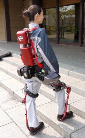 The Exoskeletons Are Coming. Some workers could soon strap on a power-assist suit before maneuvering heavy objects. Exoskeleton Suit, Teknologi Futuristik, Gadget Tecnologici, Teknologi Gadget, Iron Man Suit, Man Suit, Amazing Technology, High Tech Gadgets, Future Tech