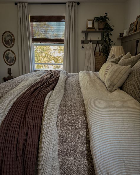 Brown Cozy Bedroom Ideas, Brown Bedroom Ideas Cozy, Layered Bedding Ideas, Vintage Modern Bedroom, Layered Bed, Cozy Cottage Bedroom, Fall Bedroom Ideas, Cottage Bed, Space Saving Hacks