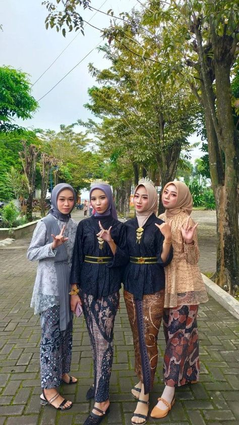 #kebayamodern #kebayahijab #kebayakondangan #kebayabatik #kebayalamaran #kebayawedding #kebayawisuda #kebayabridesmaids #kebayakainbatik Brukat Modern, Ootd Kebaya, Lebaran Outfit, Kebaya Brukat, Kebaya Lamaran, Kebaya Wedding, Modern Kebaya, Dress Gamis, Batik Fashion