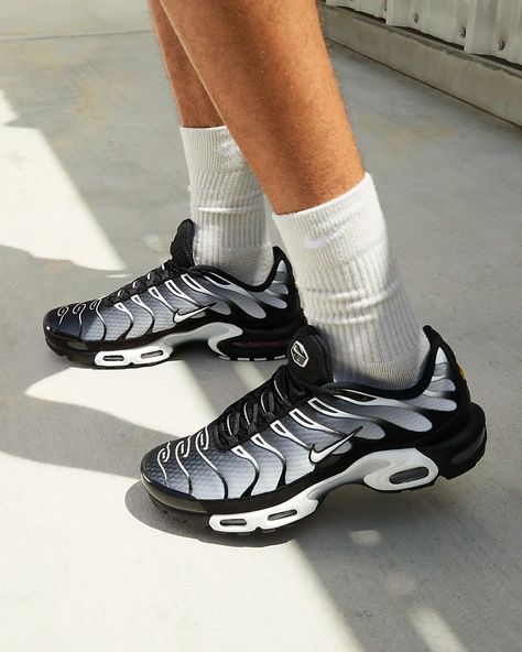 Jordan Shoes Style, Nike Tn Shoes, Nike Air Max Mens, Nike Shoes (men), Black Nike Shoes, Nike Tn, Kicks Shoes, Streetwear Shoes, Diy Vetement