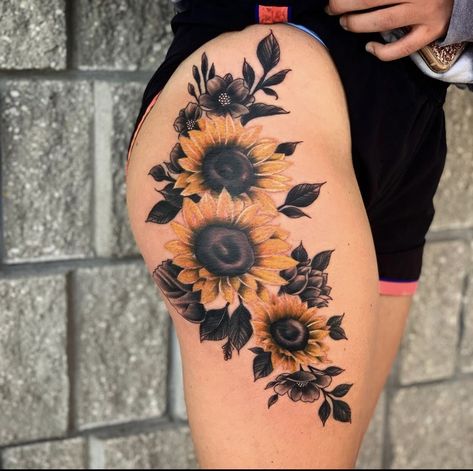 Sunflower Thigh Tattoo, Side Thigh Tattoos Women, Mandala Thigh Tattoo, Sunflower Tattoo Ideas, Sunflower Tattoo Thigh, Side Thigh Tattoos, Hip Thigh Tattoos, Omerta Tattoo, Hip Tattoos Women