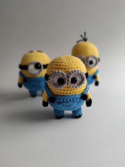 Minions Amigurumi, Minion Crochet, Easy Crochet Animals, Crochet Keychain Pattern, Amigurumi Ideas, Kawaii Crochet, Crochet Cushions, Crochet Fashion Patterns, Fun Crochet Projects