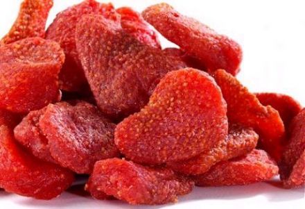 Dried-Strawberries Dried Strawberries, Think Food, Lunch Snacks, Healthy Treats, Cobbler, I Love Food, Appetizer Snacks, Healthy Eats, Bon Appetit