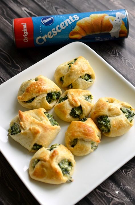 Spinach Crescent Rolls, Roll Appetizers, Bite Size Appetizers Easy, Horderves Appetizers, Crescent Roll Appetizers, Spinach Rolls, Pillsbury Dough, Cheesy Spinach, Crescent Recipes