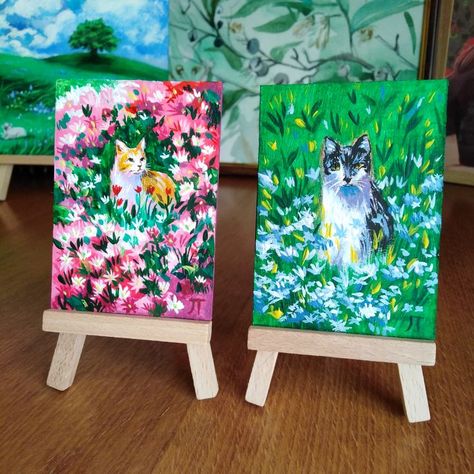 Cute Acrylic Drawings, Cat Mini Painting, Mini Canvas Art Cat, Cat Flower Painting, Mini Cat Painting, Over The Garden Wall Diy, Painting Ideas For Gifts, Painting Cats Acrylic, Can Painting Ideas