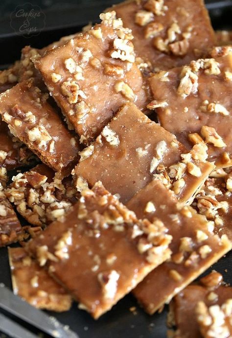 Praline Bars, Cracked Cookies, Candied Pecan, Toffee Bark, Praline Recipe, Graham Cracker Recipes, Pecan Desserts, Graham Cracker Cookies, Homemade Toffee