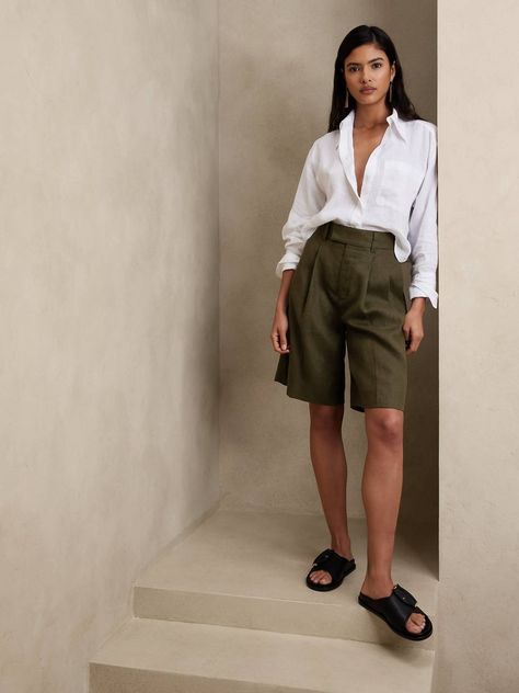 The Fashion Crowd Has Spoken–Longline Shorts Are Totally In | Who What Wear Bermuda Shorts Outfit Women, Linen Shorts Outfit, Bermuda Shorts Outfit, Bermuda Shorts Women, Shorts Outfits Women, Women Short Skirt, Bermuda Short, Long Shorts, Linen Clothes