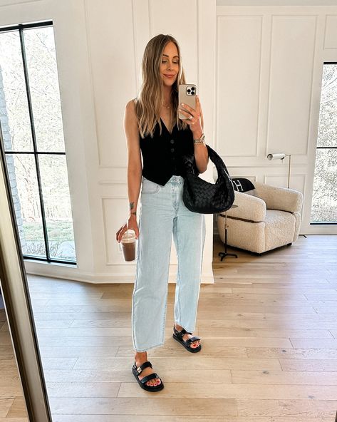 Dads Sandals Outfit, Basic Outfits With Sandals, Minimalist Jeans Outfit Summer, Fashion Jackson Spring 2023, Updated Mom Style, Casual Summer Outfits Sandals, Mom Jeans Sandals Outfit, Steve Madden Mona Sandals Outfit, Black Steve Madden Sandals Outfit