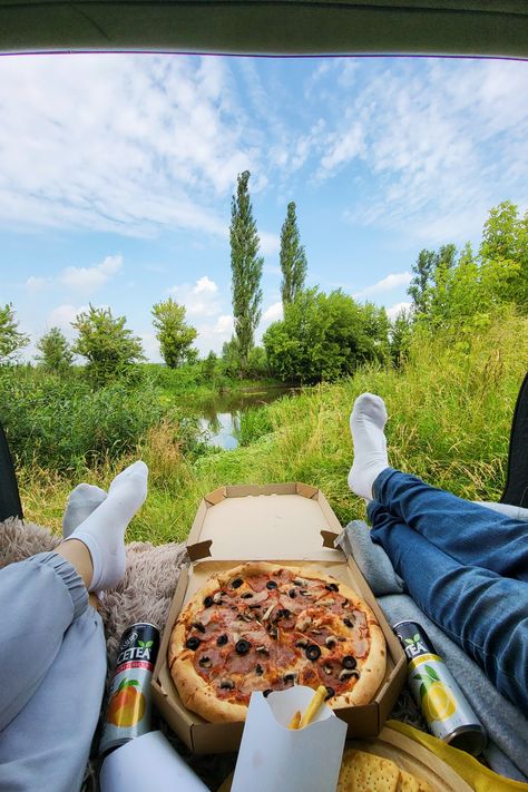 Outdoor Picnic Date Ideas, Birthday Picnic Ideas For Couples, Car Picnic Food, Back Of Car Date, Date Adventures Ideas, Car Picnic Ideas, Back Of The Car Date Night, Back Of Car Picnic, Car Picnic Aesthetic