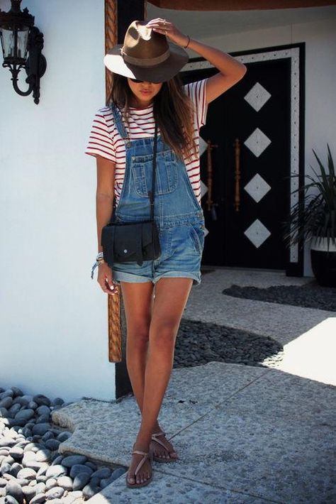 For a casual day, take a cue from Julie Sarinana of Sincerely Jules, who cuffed her vintage-style shorteralls over a striped tee and finished off the look with a pair of flat sandals, cross body bag, and felt hat. Skirt Diy, Mode Tips, Outfit Jeans, Festival Looks, Denim Overalls, Mode Vintage, Looks Style, Mode Inspiration, Spring Summer Outfits