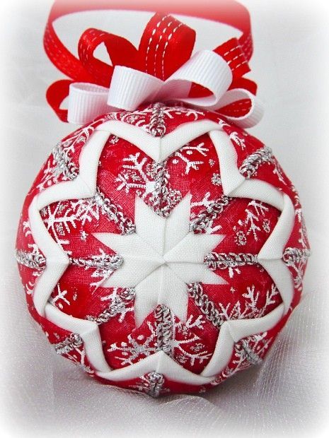 quilted christmas tree ornaments on styrofoam balls - Google Search Quilted Fabric Ornaments, Sewn Christmas Ornaments, Folded Fabric Ornaments, Quilted Ornaments, Quilted Christmas Ornaments, Navidad Diy, Christmas Ornament Pattern, Fabric Ornaments, Fabric Christmas Ornaments