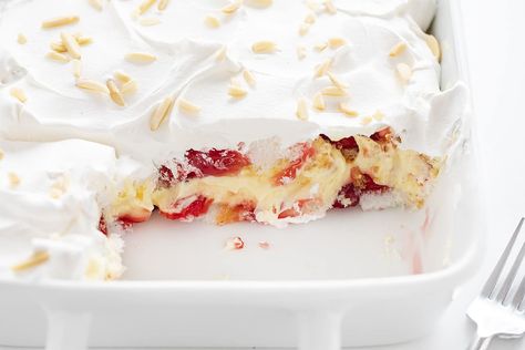 Light and fluffy angel food cake is layered with cherries, pudding, and whipped cream to make this dessert appropriately named Cherry Heaven Dessert! Patisserie, Heaven Dessert, Pie Filling Desserts, Cherry Pie Filling Recipes, Angel Food Cupcakes, Cake Cherry, Only Angel, Strawberry Pie Filling, Pie Filling Recipes