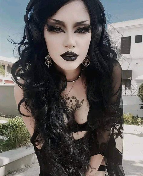 Goth Cowgirl, Dark Gothic Fashion, Types Of Goth, 90s Goth, Alt Girls, Dark Gothic, Gothic Beauty, Gothic Girls, Goth Fashion