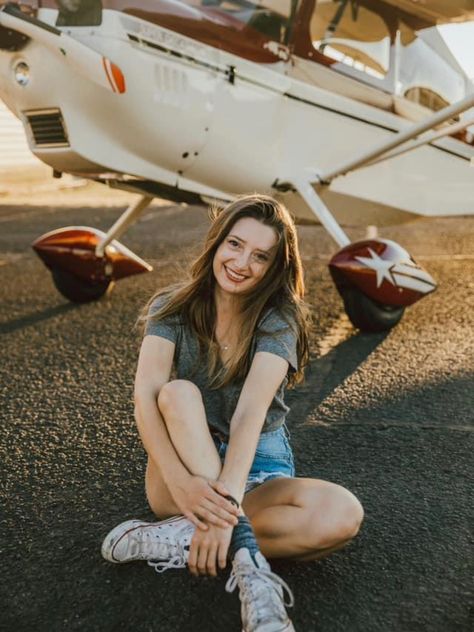 Female Pilots, Woman Mechanic, Living Photography, College Graduation Pictures Poses, Plane Photos, College Graduation Photos, Senior Photography Poses, Pilots Aviation, Graduation Picture Poses