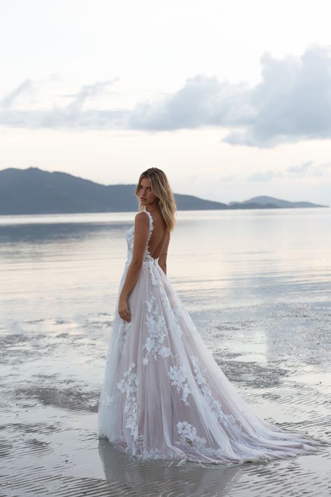 JOEY - Madi Lane Bridal Beachy Wedding Dress, Madi Lane, Tule Rok, Dream Beach Wedding, Beachy Wedding, Wedding Dress Flowy, Beach Bride, Dream Wedding Ideas Dresses, A Wedding Dress