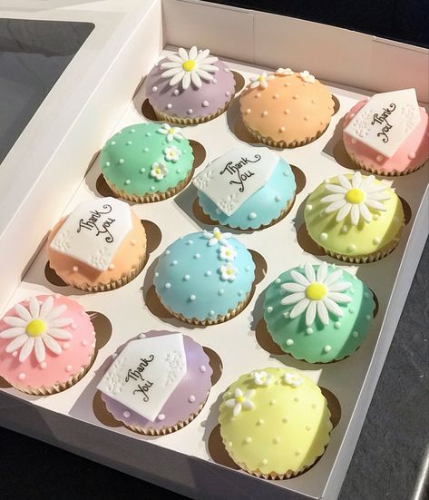 Colorful Cupcakes Aesthetic, Aesthetic Cupcakes Korean, Cute Cupcake Packaging Ideas, Cupcake Designs Aesthetic, Aesthetic Cupcake Designs, Korean Cupcakes, Birthday Cupcakes Aesthetic, Cute Cupcakes Aesthetic, Aesthetic Cupcakes