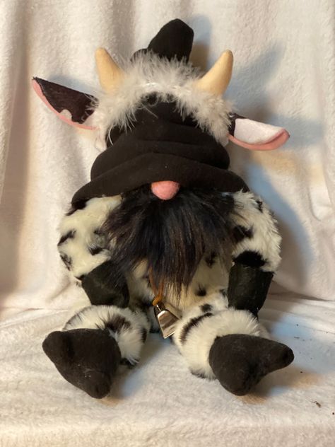 Cow Gnome Christmas Cow Crafts, Diy Highland Cow Gnome, Cow Gnomes, Cowboy Gnomes, Animal Gnomes Diy, Woodland Gnomes, Cow Gnome, Diy Gnomes, Gnome Patterns