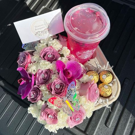 Starbucks floral cup holder🌸 DM to order🥰 @florecerbouquets | Instagram Starbucks Gift Baskets, Starbucks Birthday, Girly Christmas Gifts, Homemade Gift Baskets, Personalized Gift Baskets, Appreciation Gifts Diy, Birthday Presents For Mom, Cute Gifts For Friends, Diy Gift Set