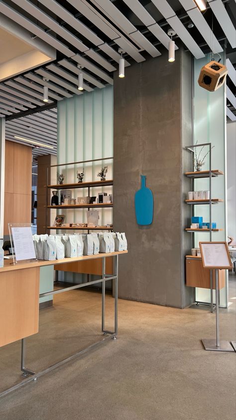 Blue Bottle Coffee Interior, Blue Bottle Cafe, Coffee Shop Japan, Boston Fall, Corner Cafe, Coffee Lab, Blue Bottle Coffee, Dining Inspiration, Cafe Shop Design