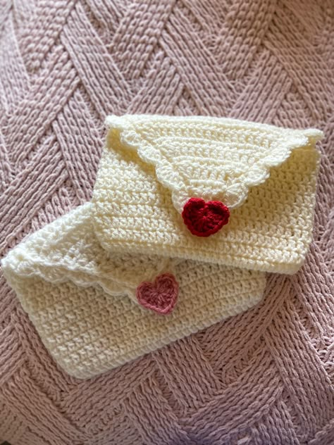 The perfect crochet project for book lovers! Also makes a great gift for any bookish people in your life🤍 Cute Crochet Valentines Gifts, Valentines Crochet For Boyfriend, Crochet Present For Boyfriend, Quick Crochet Valentine Gifts, Crochet Valentines Gifts For Him, Crochet Gift For Girlfriend, Heart Crochet Projects, Crochet Book Envelope, Crochet Gifts For Husband