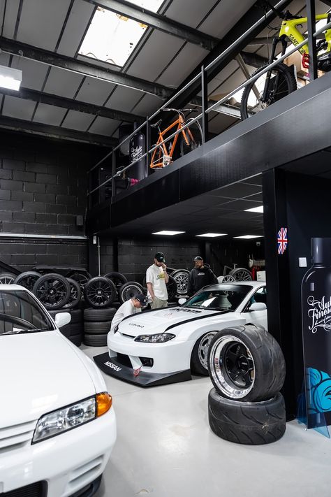 Car Enthusiast Garage, Autoshop Aesthetic, Car Detail Shop Ideas, Car Guy House, Big Car Garage, Car Workshop Ideas, Car Garage Aesthetic, Car Detailing Garage Ideas, Dream Garage Workshop