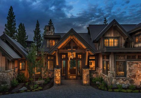 Farmhouse style home offers cozy comfort in California’s High Sierra Log Cabin Homes, Casas Country, Mountain Home Exterior, Martis Camp, Casas The Sims 4, Lakefront Homes, Aquarium Design, Cozy Farmhouse, Ranch Style Home