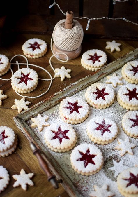 Strawberry Jam Linser Cookies Cakesicles Christmas, Christmas Cakesicles, Jul Kaka, Linzer Cookies Recipe, Christmas Cookie Box, Best Christmas Cookie Recipe, Easy Christmas Cookie Recipes, Linzer Cookies, Food Christmas