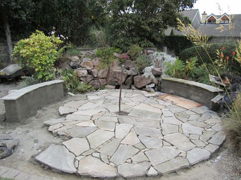 Garden Paving Ideas, Circle Patio, Landscaping Garden Design, Garden Pavers, Paving Ideas, Outdoor Paving, Crazy Paving, Paving Design, Backyard Garden Layout