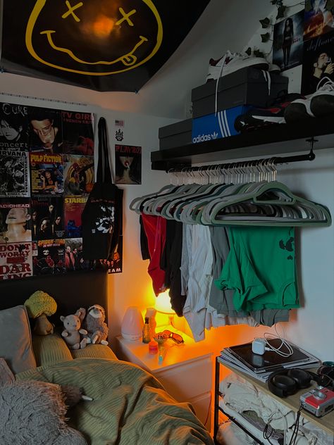 room inspo, posters, band posters, downtown room, lights, plants Guys Room Ideas Aesthetic, Cool Shelves Bedroom, Room Decor Ideas Goth, Dorm Room Ideas For Guys Aesthetic, Skater Dorm Room, Room Decor Tomboy, Cool Guy Rooms, Guys Aesthetic Room, Street Wear Room Aesthetic