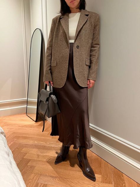 Silk Skirt Outfit Fall, Silk Skirt Outfit Winter, Satin Midi Skirt Outfit, Winter Maxi Skirt Outfit, Brown Skirt Outfit, Satin Long Skirt, Slip Skirt Outfit, Silk Skirt Outfit, Long Brown Skirt