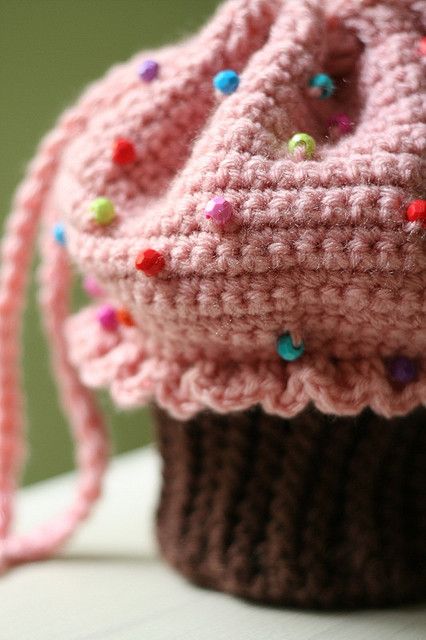 Charlotte's Cupcake Purse Cupcake Crochet, Crochet Cupcake, Bag Pattern Free, Pattern Free, Gift Card Holder, A Pattern, Cute Crochet, Crochet Ideas, Bag Pattern