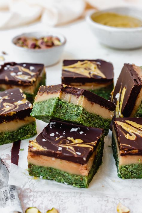 Tahini Caramel, Cake Pistachio, Glutenfri Baking, Vanilla Sheet Cakes, Cake Receipe, Pistachio Dessert, Vegan Bar, Pistachio Cake, Leftover Cake