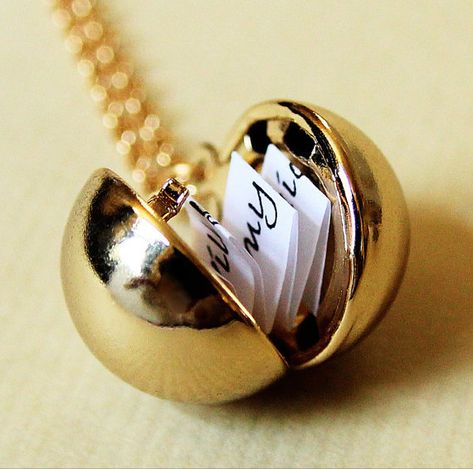 Valentine's Day Gifts For Her: 20 Cute And Romantic Ideas For Girlfriends And Wives (PHOTOS) Secret Message Locket, Gold Pendant Necklace Jewellery, Stile Harry Potter, Locket Vintage, Secret Messages, Valentines Day Gifts For Her, Silver Lockets, Gold Brass, Locket Necklace