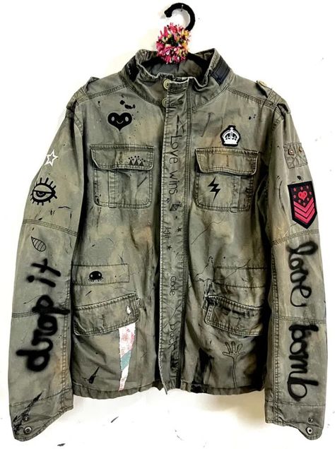 Vintage Army Jacket, Army Look, Silly Clothes, Distressed Fabric, Band Outfits, Army Style, Apocalyptic Fashion, Concept Clothing, Army Fashion