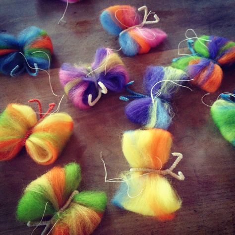 Colorful butterflies at The Waldorf School of Philadelphia. Beautiful!! Waldorf Easter Crafts, Wool Butterfly, Spring Nature Table, Tovad Ull, Waldorf Crafts, Cadeau Parents, Nature Table, Waldorf Toys, Spring Table