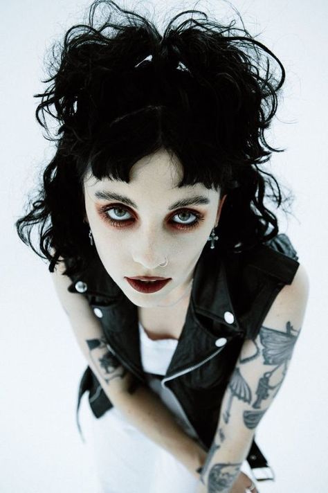 Phoenix Core, Pale Waves, 90s Grunge Hair, Transition Goals, Gothic Ideas, Punk Makeup, Robert Mapplethorpe, Alternative Makeup, Patti Smith