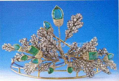 An oak tiara with emerald and gold acorns. Woodland Tiara, Leaf Tiara, Floral Tiara, Tiara Headpieces, Royal Crowns, Royal Tiaras, Diamond Tiara, Head Pieces, Green Stones