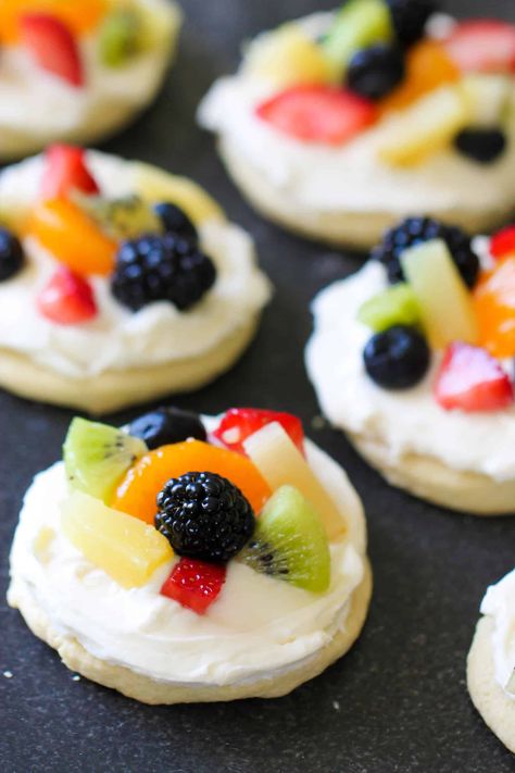 Our mom's mini sugar cookie fruit pizza, with a sweet cream cheese layer and topped with fresh fruit - this counts as healthy food, right?! Mini Fruit Pizza, Fruit Pizza Cookies, Fruit Pizza Frosting, Fruit Pizzas, Fruit Pizza Sugar Cookie Recipe, Fruit Sugar Cookies, Fruit Cookie, Healthy Fruit Pizza, Mini Fruit Pizzas