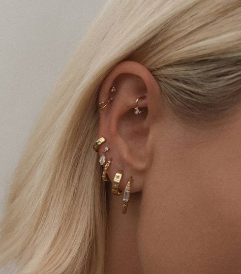 Cool Ear Piercings, Pretty Ear Piercings, Cute Ear Piercings, Ear Style, Cute Piercings, Dope Jewelry, Earrings Inspiration, Jewelry Lookbook, Piercing Tattoo