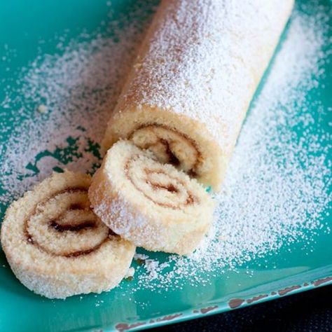 Raspberry Filled Jelly Roll Jelly Roll Recipe Easy, Easy Cakes To Bake, Jelly Roll Recipe, Jelly Roll Cakes, Jelly Rolls Recipe, Easy Bake Cake, Rolled Cake, Ganache Glaze, Creme Filling