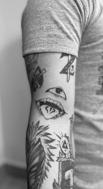 Anime Filler Tattoo Ideas Gap, Kitsune Mask Tattoo Design Black, Anime Arm Tattoo Sleeve, Anime Black Tattoo, Men Anime Tattoo Ideas, Leg Anime Tattoo, Black Anime Tattoos, Leg Tattoos Anime, Anime Back Tattoos For Men