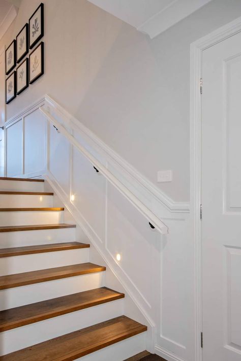 Wall Bannister Ideas, Wall Panelling Staircase, Stairs Molding Ideas, Stairwell Wall Paneling, Panel Stairs Wall, Wall Banister, Wall Banister Ideas, Stairway Paneling Ideas, Hallway Bannister Ideas