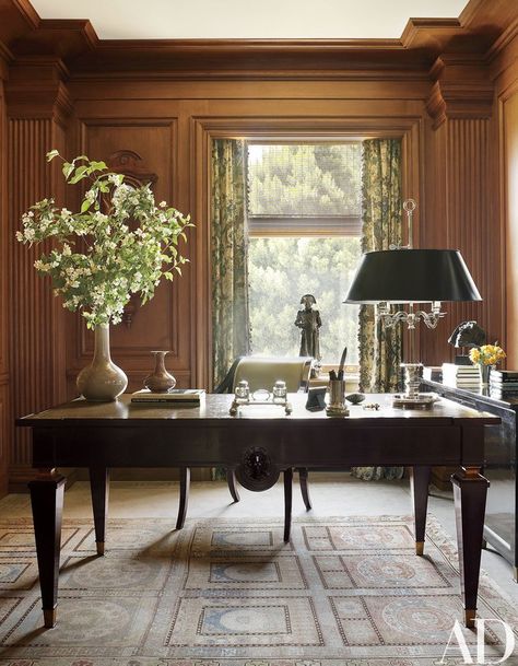 Gary's study is paneled in rift-sawn oak; the curtains are of a Cowtan & Tout print, and the André Arbus desk and Khotan rug are both vintage | archdigest.com Elegant Home Office, Paneled Walls, Desk Lamp Design, Traditional Office, Design Salon, Luxury Office, Elegant Home, Residential Interior Design, Elegant Interiors